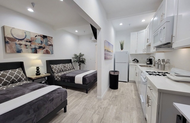 Private studio w/ kitchen & parking space by the Mr C. Hotel! 5 min to Rodeo Dr