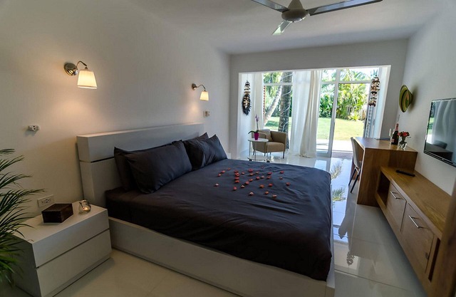 Private suite/bathroom with pool & jacuzzi on quiet Cabarete beach