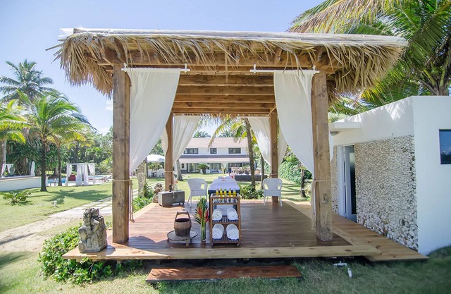Private suite in luxury resort with pool and jacuzzi, right on sandy beach
