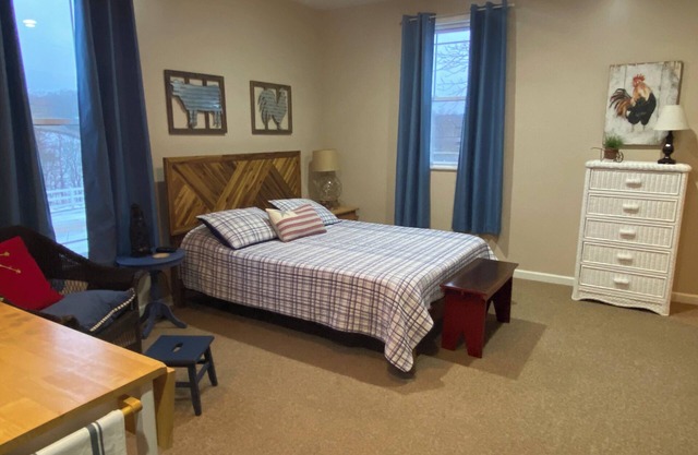 Private Suite on Eastern Kentucky Farm with Indoor Pickleball Court