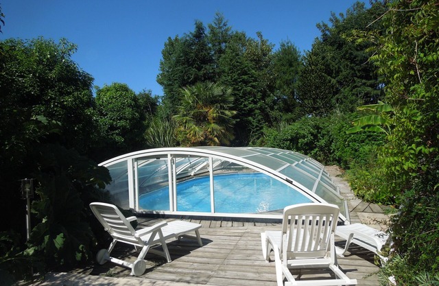 PISCINA PRIVADA, tranquila en Plomelin, a 10 minutos de las playas.