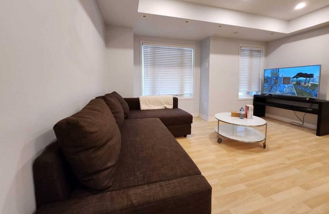 Private Townhome in Markham+free parking