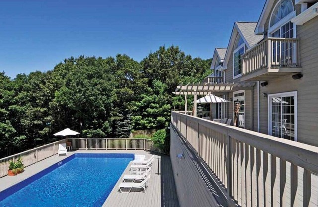 NUEVA LISTA: PRIVADO, VISTAS SUPERIORES AL ÁRBOL, FOYER DE DOBLE ALTURA, CERCA DE BRIDGEHAMPTON, SOUTHAMPTON Y SAG HARBOR