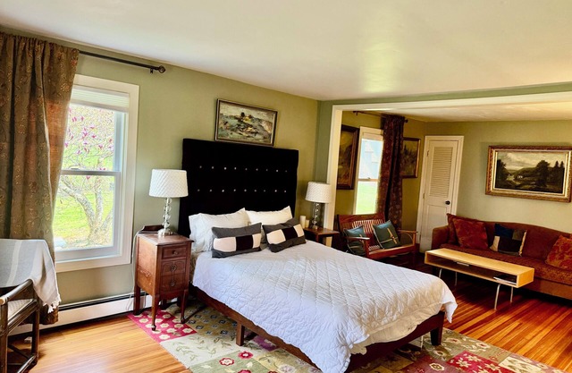 Private two room suite w bathroom in charming farmhouse, scenic Kerhonkson