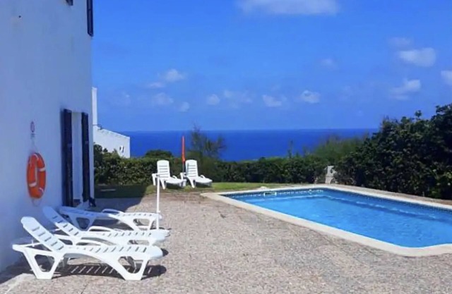 Gran Villa con vistas al mar, piscina y parking privados, capacidad 14 personas