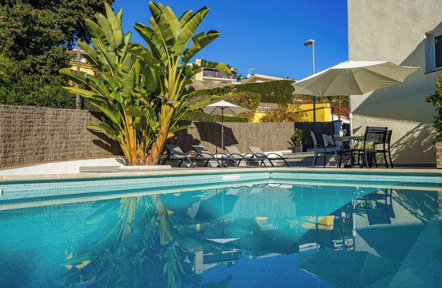 Private vacation home in Lloret, sea view, WiFi, Air conditioning, pool, sleeps 6