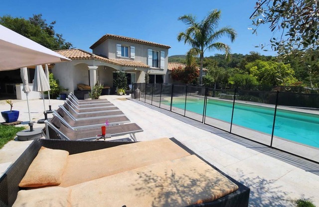 Private villa on 2 floors, private enclosed garden 4000m2