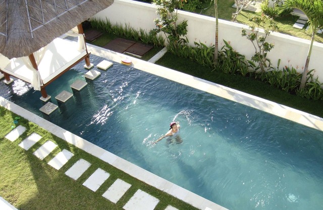 Villa privada; amplio jardín y 3 habitaciones, piscina exterior, internet