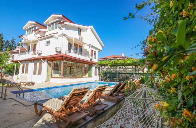 Villa privada en habitaciones con baño grande piscina + jacuzzi, sec. Alarma, piscina climatizada, bicicleta gratis.