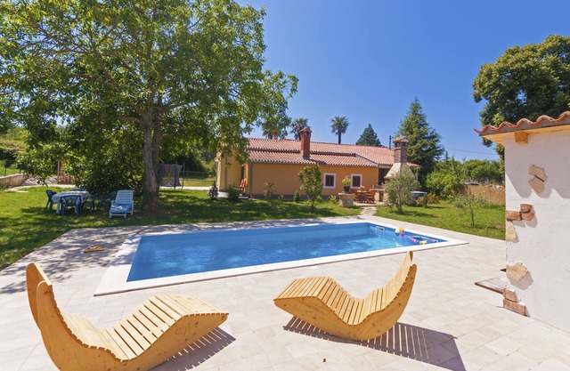 Agradable, a pocos minutos del mar, piscina, jardín, privado.