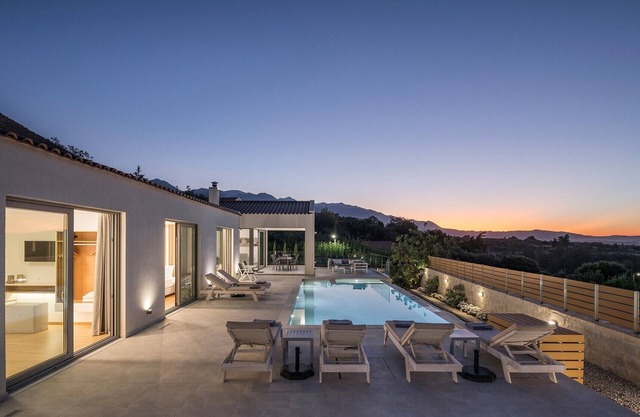 Villa privada White Harmony con piscina climatizada para vacaciones en Chania, Creta