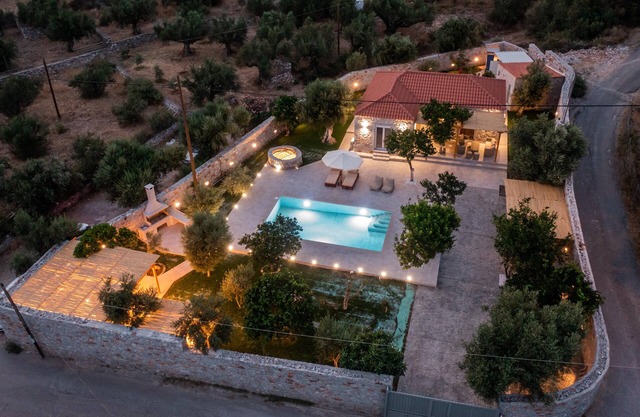 Private villa with pool near the sea!