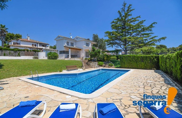 Villa privada con jardín, piscina y pista de baloncesto
