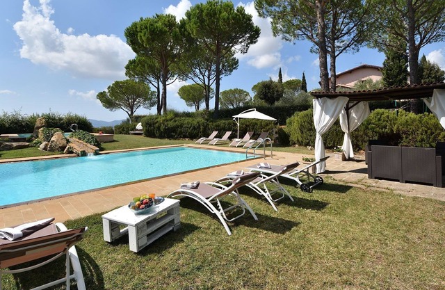 Private Villa with hot tub, A/C, sauna, WIFI, private pool, TV, patio, panoramic view, parking