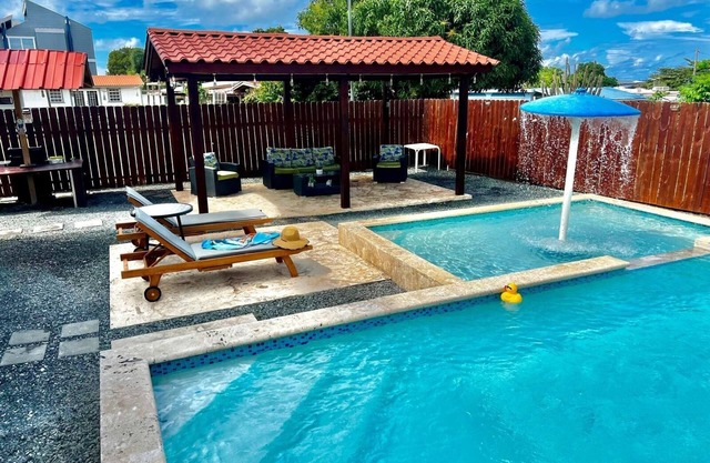 Villa privada con piscina, 3-5 min a pie de la playa de Combate
