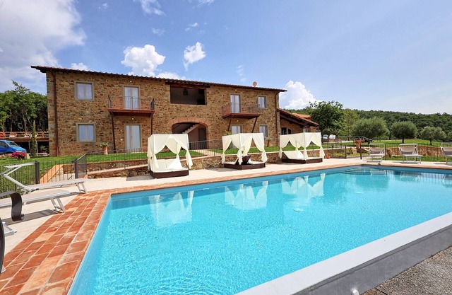 Private villa with private pool in a panoramic location for 20 people