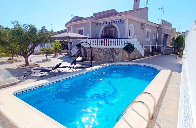 Private Villa with Swimming pool in Torrevieja, AC &WIFI