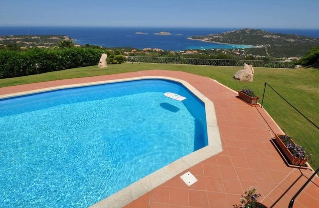 Villa privada con piscina y vistas al mar.