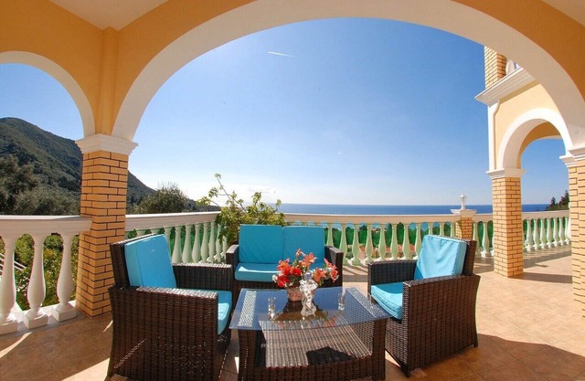 Villa de lujo privada con magníficas vistas al mar y una gran piscina, jardín