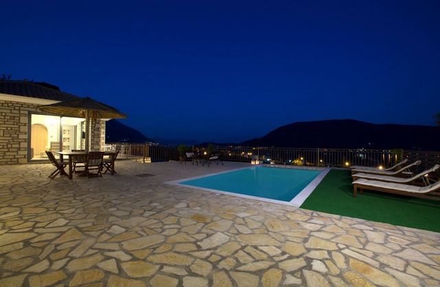 Villa privada con piscina, vistas panorámicas, barbacoa, cerca de Nidri
