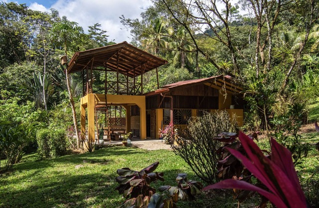 Private waterfall, boho style & close 2 beach!