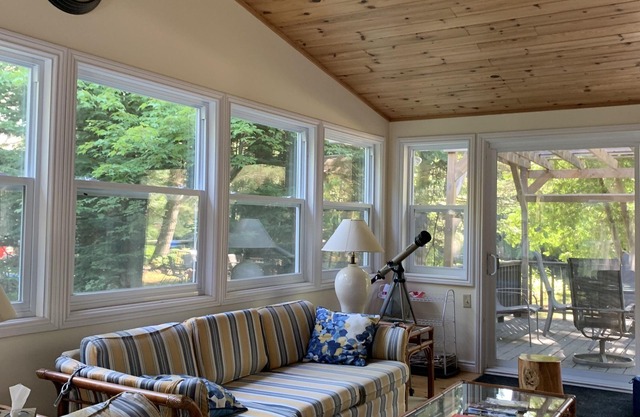 Private Waterfront Cottage, Rivermist Retreat