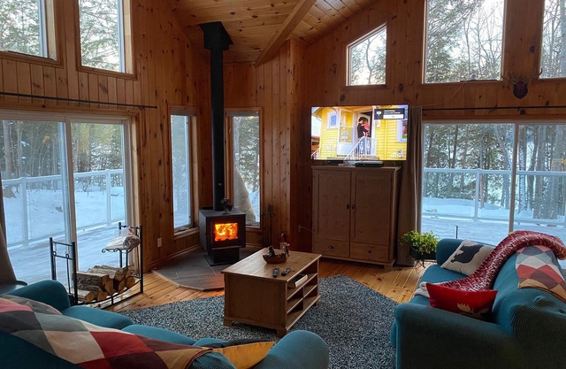 Private Waterfront Cottage / 3-Bedroom / Hot Tub