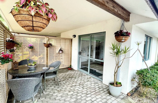 Private West Wing Apartmentnconvenient to City but Semi Rural Location
