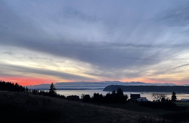 Impresionante vista de la casa con vista al lado oeste de la isla de Whidbey