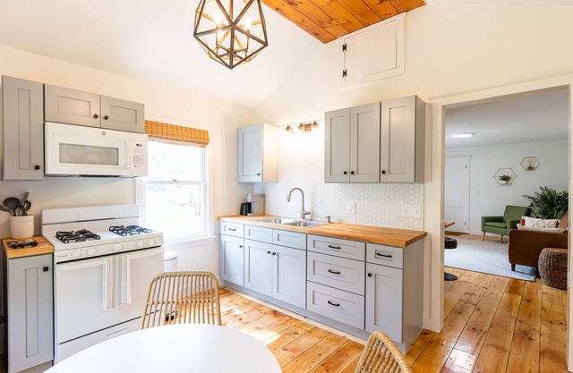 Private Woodland Cottage Near Beaches and Shopping