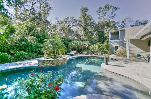 Private yet close to everything, Six bedrooms 4 bathrooms sleeps 14