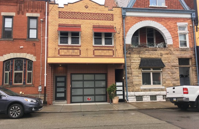 ¡Nuevo listado! Casa de 4 dormitorios / 3 baños con garaje para 1 automóvil + 2 permisos de estacionamiento.