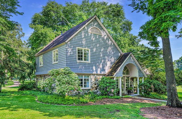 Professionally designed home on golf course w/golf course view, gas grill, patio
