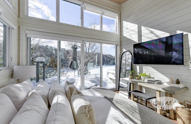 Professionally styled luxurious 4 bdrm 3 bath cottage on Lake Joe!