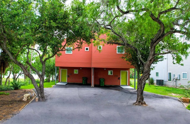 PROMO 15% WEEKLY AND 20% MONTHLY DISCOUNT! Oasis on the Lake A