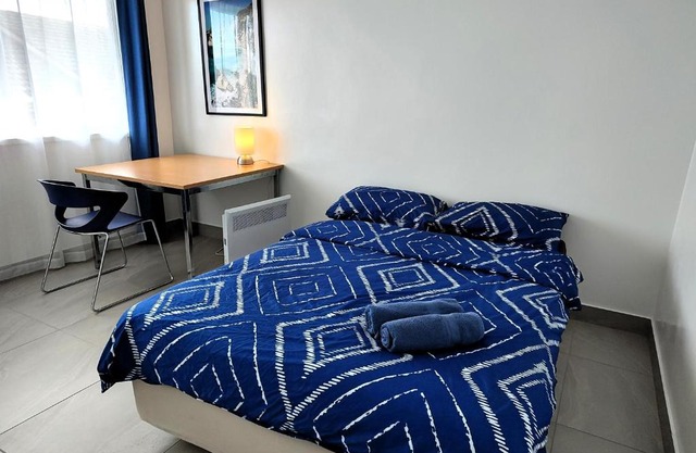 PROMO! 2-Bedroom Home Near Airport, Train Station!
