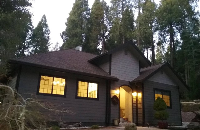 Nueva casa personalizada, retiro espacioso aislado con bañera de hidromasaje. 10 min de la ciudad de Nevada