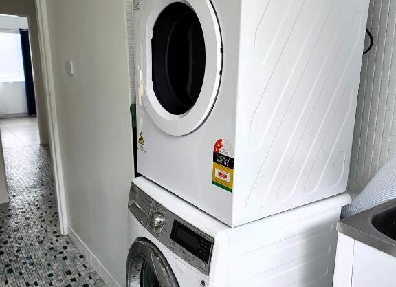 PROMO! Entire 2 Bedroom Unit Near Train Station! Free Parking & Wifi!