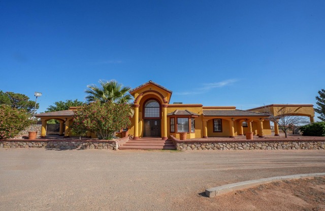 Finca de acres con piscina y jacuzzi.