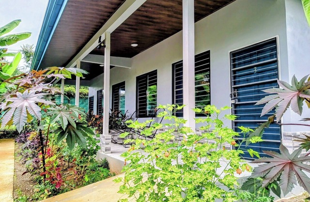 Property for 14 People w/ AC, WiFi- 5 Mins to Beach-30 Mins. to National Park