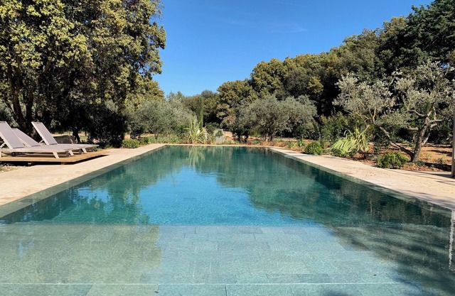 Propriété 5 *Eygalieres au pieds des Alpilles, piscine et jacuzzi chauffés