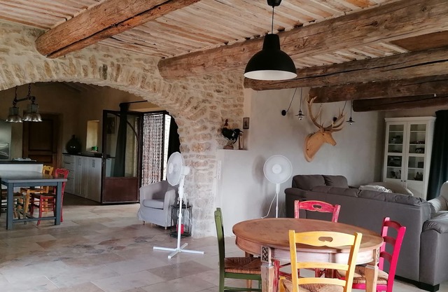 Provencal farmhouse in the heart of the luberon,