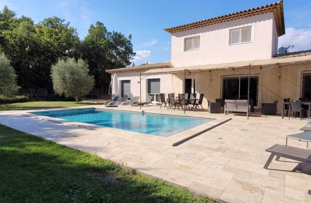 Villa provenzal con piscina