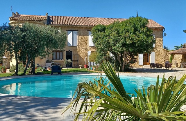 Masía provenzal y auténtica con olivos y una magnífica piscina