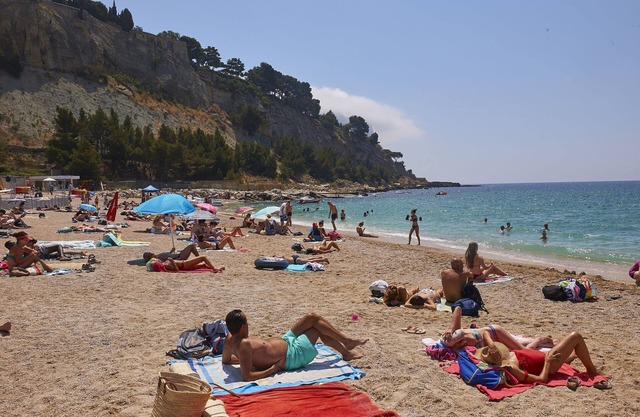 Bastide provenzal con un lavavajillas, en una zona verde