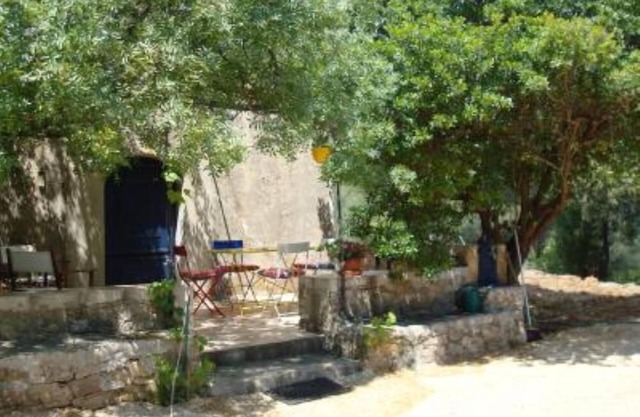 Provencal cottage surrounded by olive trees for lovers of calm and nature.