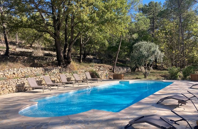 Provençal cottage with pool in beautiful grounds