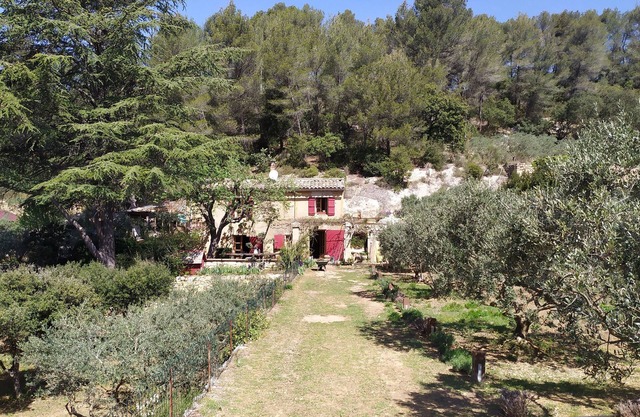 Provencal cottage with Jacuzzi and pétanque court