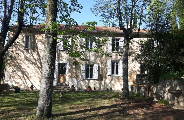 Casa de campo provenzal en medio de campos de manzanas