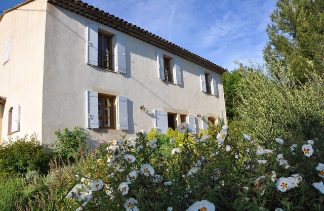 Casa de campo provenzal en paz en el campo